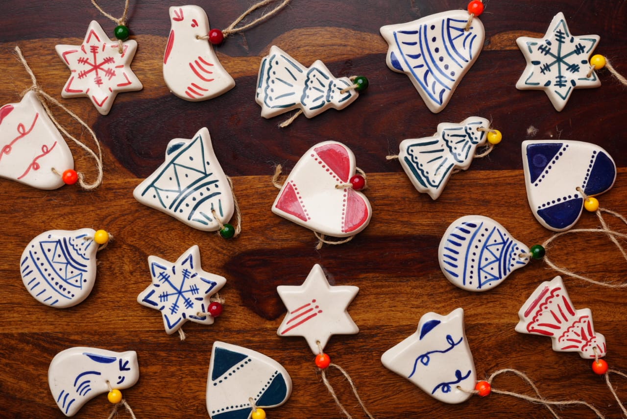 Holly Jolly Ceramic Charm Hanging( per pc)