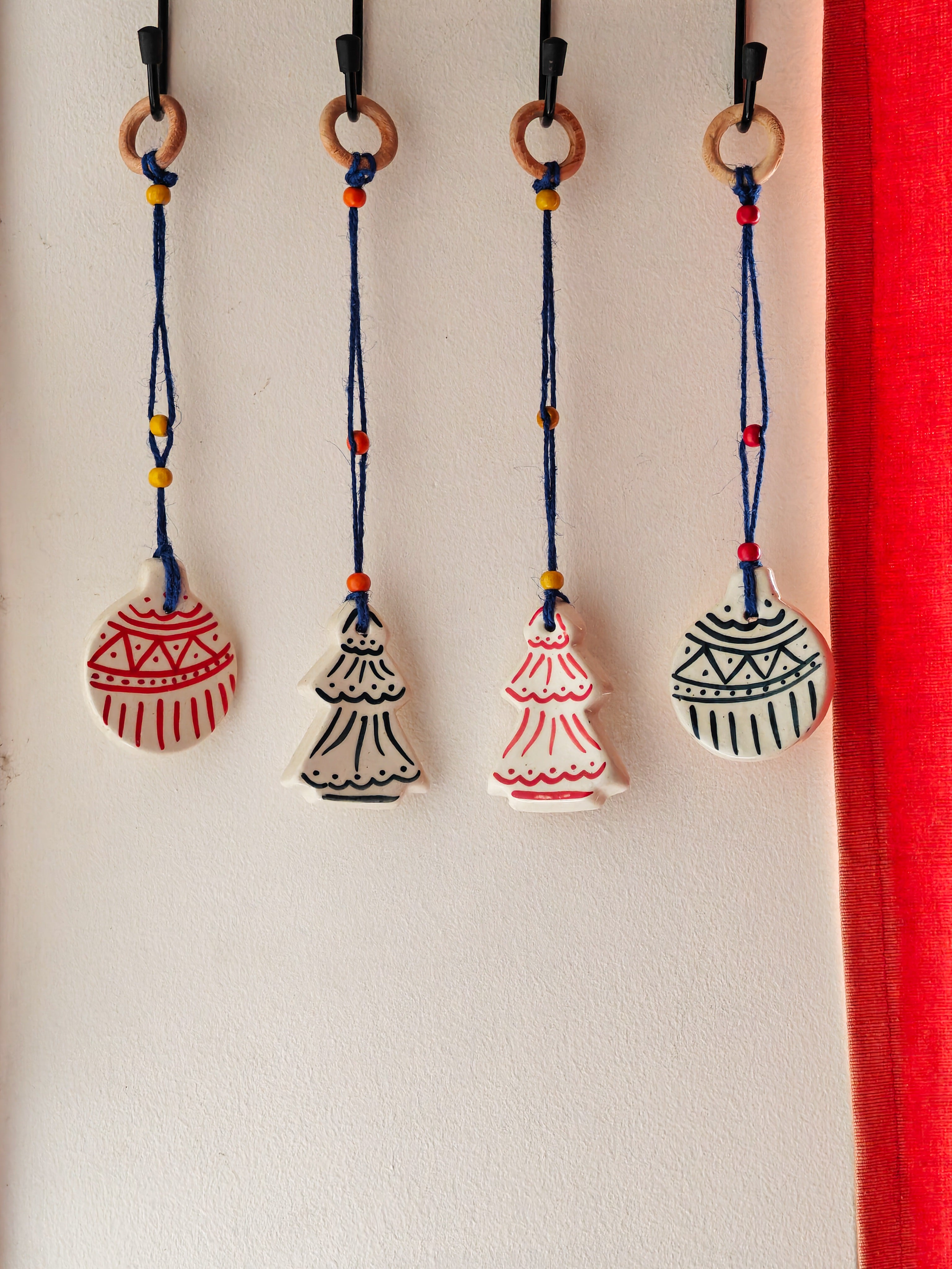 Holly Jolly Ceramic Charm Hanging( per pc)